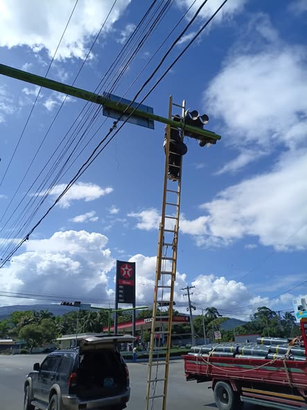 INTERVENCIÓN TÉCNICA EN EL SEMÁFORO DEL CRUCE DE CONTROBA PARA GARANTIZAR LA SEGURIDAD VIAL