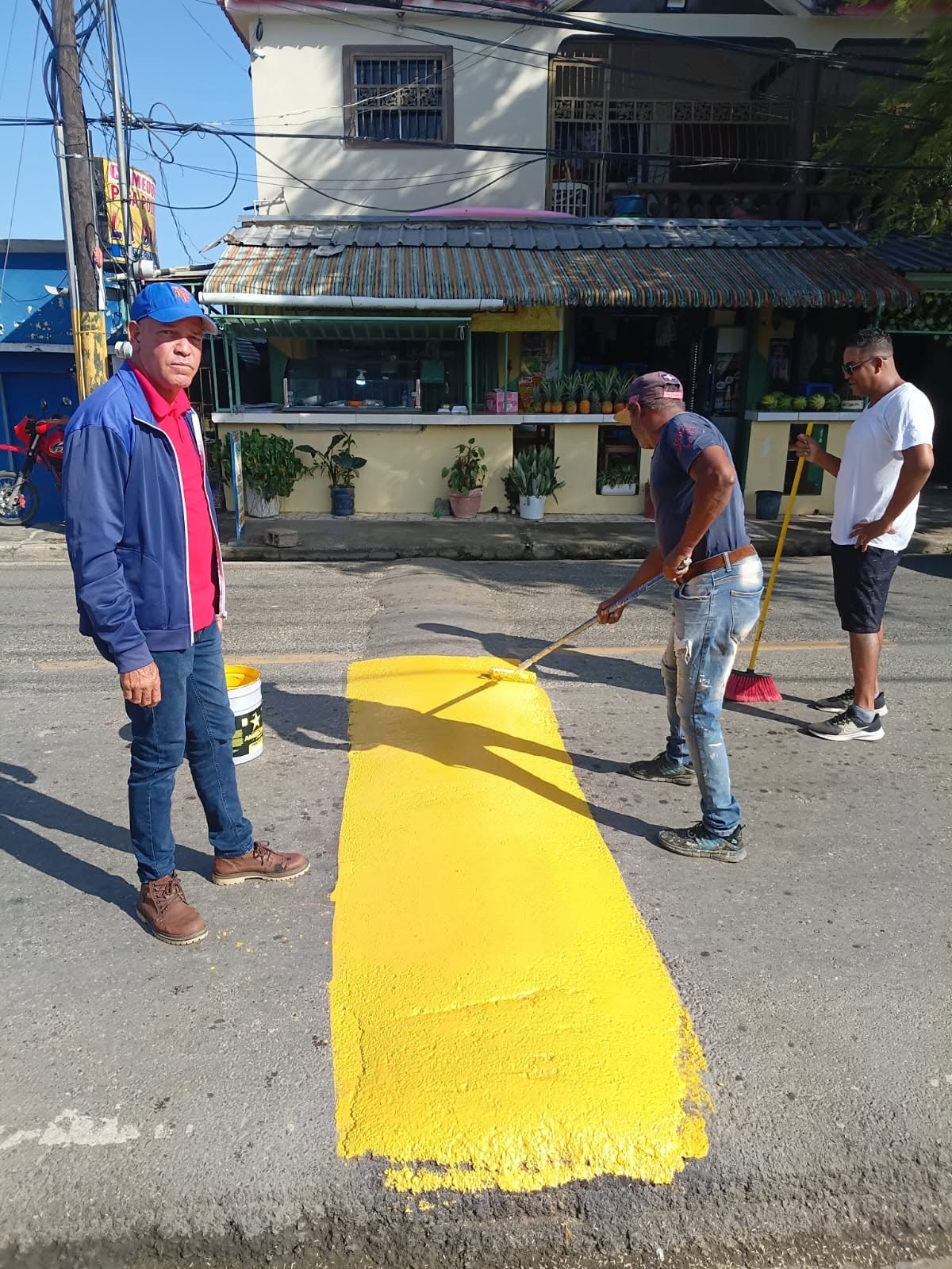 RINCÓN FORTALECE LA SEGURIDAD VIAL CON LA PINTURA Y SEÑALIZACIÓN DE POLICÍAS ACOSTADOS